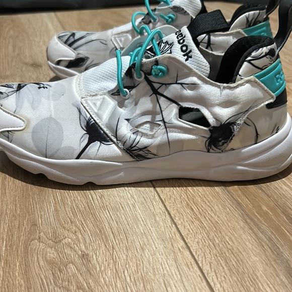 Reebok floral 3D Ultralite shoes. Only worn a handful of times. Size women’s 7 - Picture 5 of 5